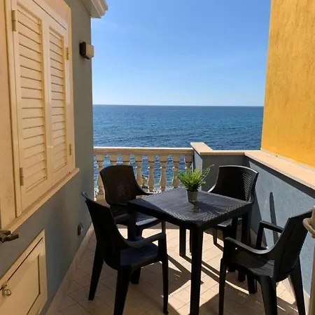 Sul Mare Primo Piano Con Terrazza Daire