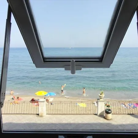Daire Sul Mare Primo Piano Con Terrazza Giardini Naxos